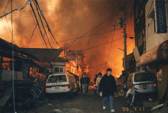想像を絶するすさまじい地震 火災 避難の実態を記録した知られざる阪神 淡路大震災の写真まとめ 1 17の記録 Gigazine