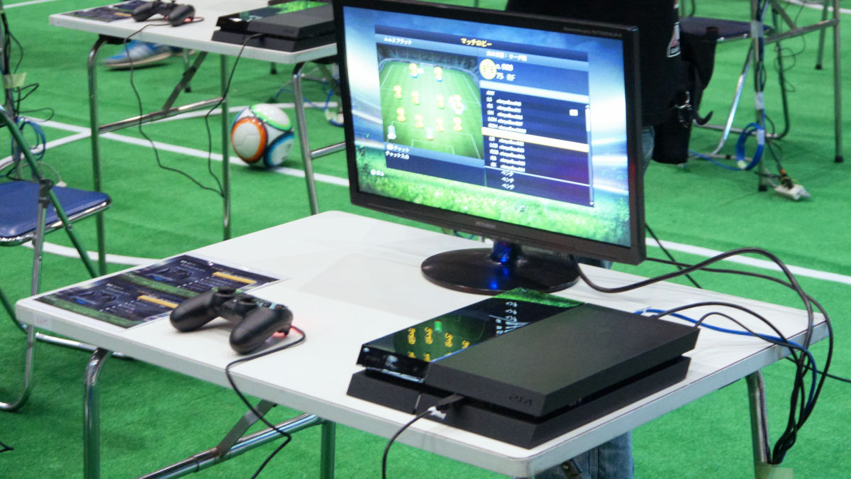 22人が11対11に分かれて実際のサッカーコートで Fifa 15 を対戦プレイ Gigazine