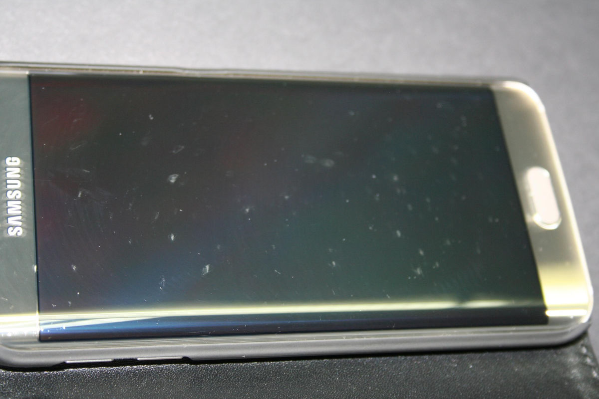 Galaxy S6 S6 Edgeに純正カバーケースを装着するとディスプレイが傷だらけになることが判明 Gigazine