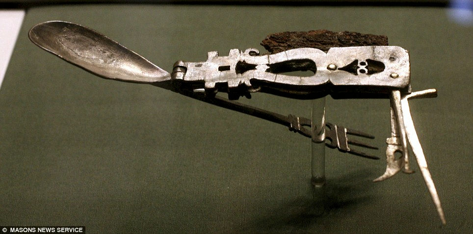 1800年前のローマ帝国時代に作られた世界最古の十徳ナイフが圧巻 