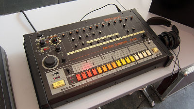 ローランドのリズムマシン Tr 808 の名機たる魅力と隠された不遇の時代 Gigazine