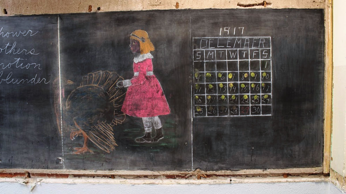 100年前の 黒板の落書き が学校の黒板の下から発見される Gigazine