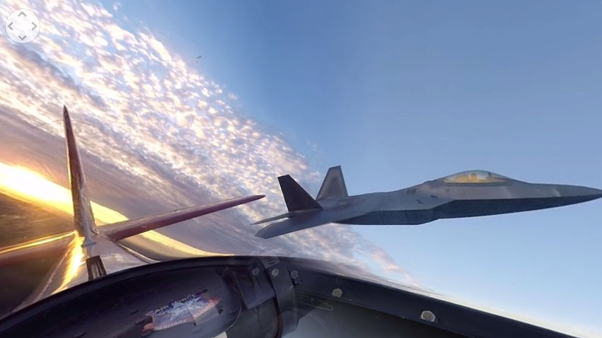 新旧の戦闘機 P 51 と F 22 の編隊飛行をコックピットから360度撮影したムービーがyoutubeで閲覧可能 Gigazine
