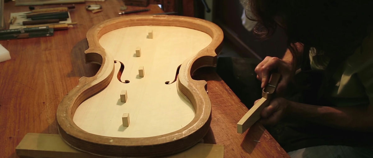 弦楽器「チェロ」の制作工程を木材削り出しから弦張りまで収めたチェロ職人のムービー - GIGAZINE