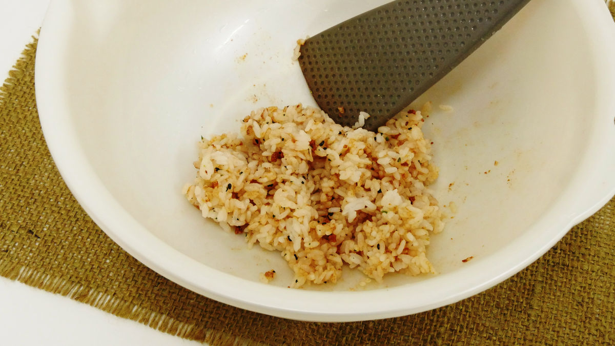 混ぜるだけで白米がもちもち食感の炊き込みご飯風に変身する「おむすび山 赤飯風味＆鶏おこわ風味」 - GIGAZINE
