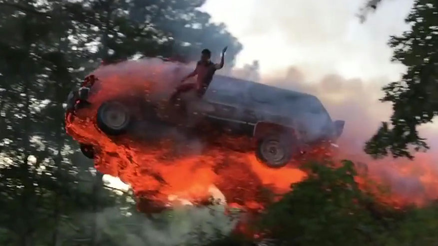 炎上する自動車から脱出する一部始終を収めたスローモーションムービー Gigazine