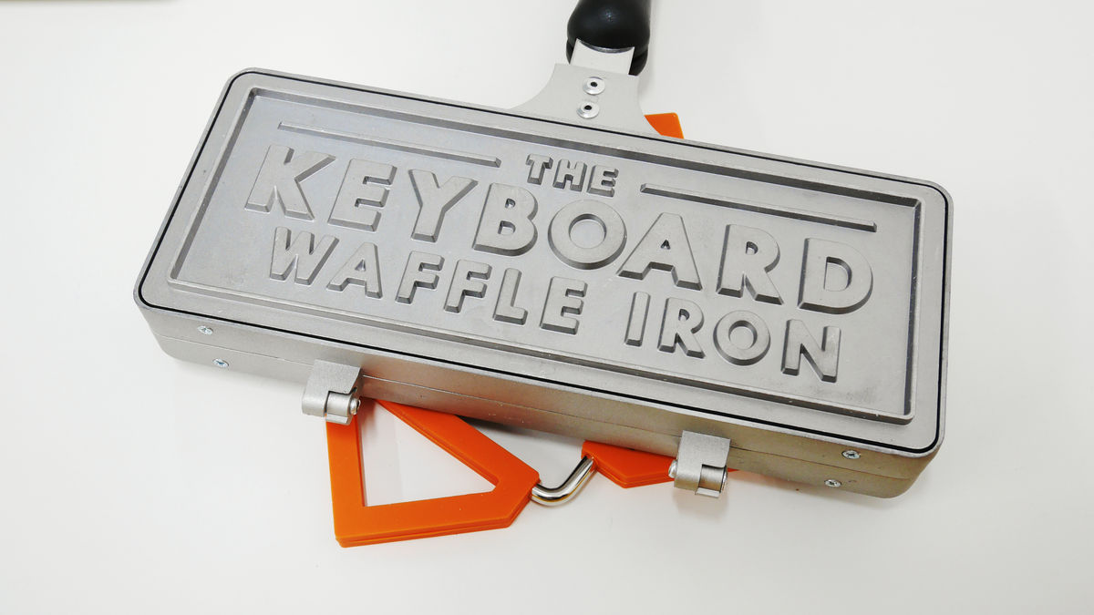 キーボード型のワッフルが作れる焼き型「The Keyboard Waffle Iron」を