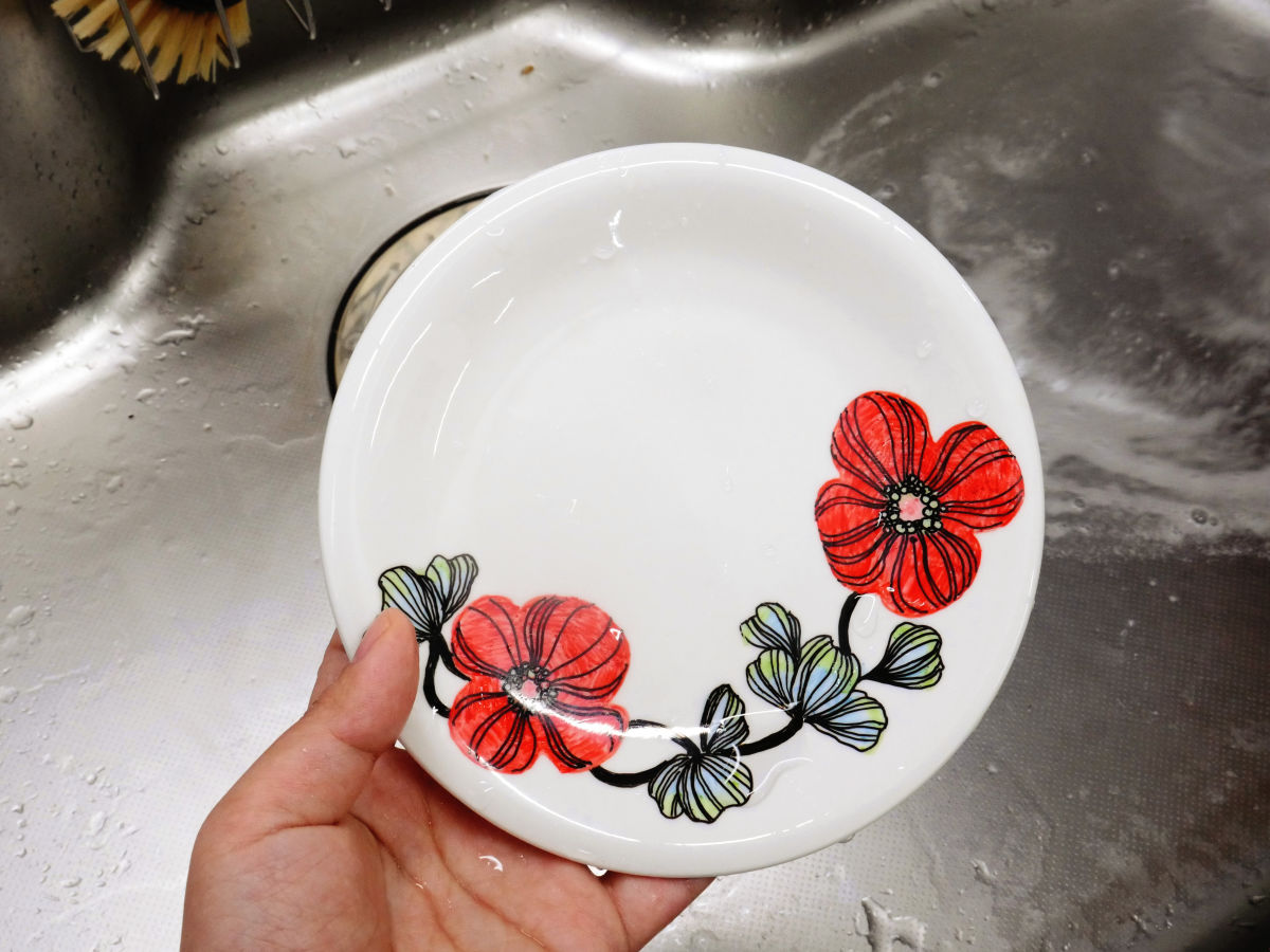 お皿にキュッキュと絵を描きオーブンで焼けばオリジナルの皿が作れてしまう おえかきペン 陶磁器用 レビュー Gigazine