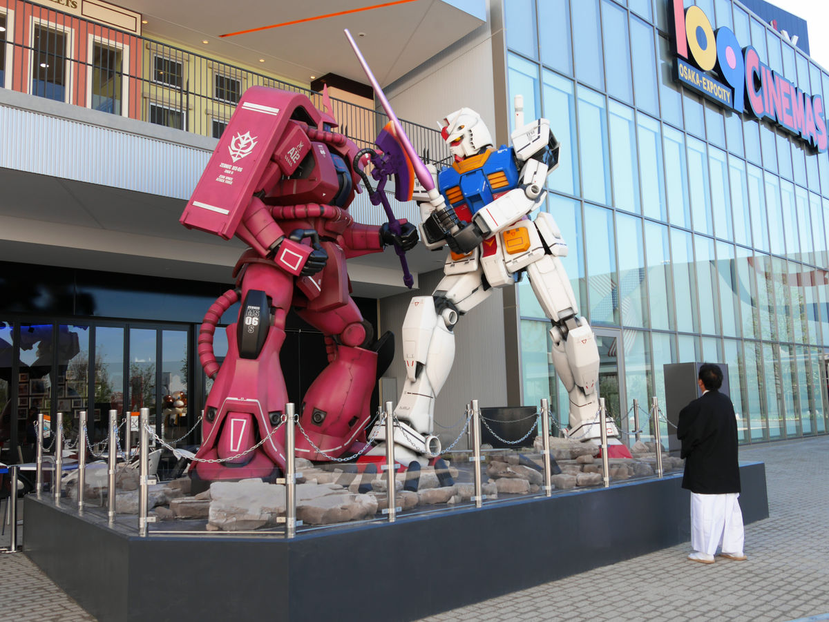 巨大なガンダムvsザクの立像 鉄血のオルフェンズのバルバトスなどバンダイ直営ガンダム専門カフェ ガンプラだらけのショップ 展示まみれの Gundam Square Gigazine