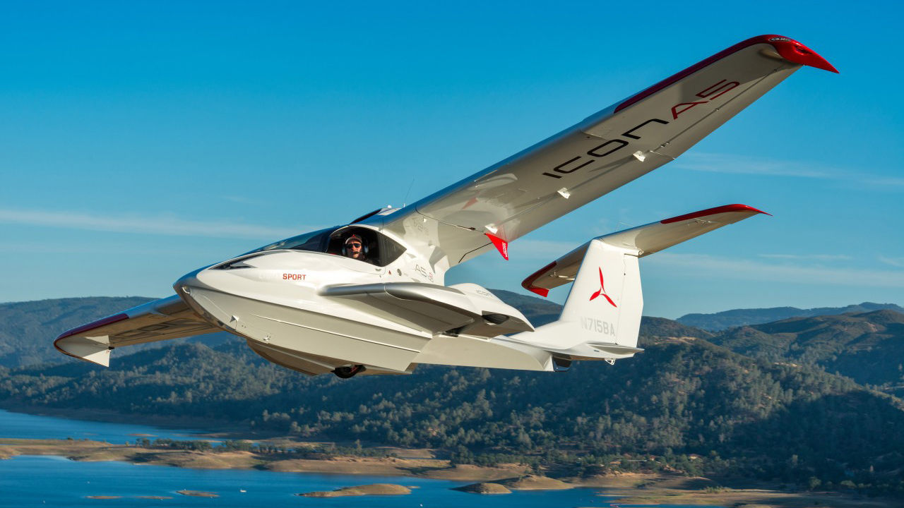空飛ぶスポーツカー 二人乗り軽飛行機の Icon A5 の納機が16年に開始へ Gigazine