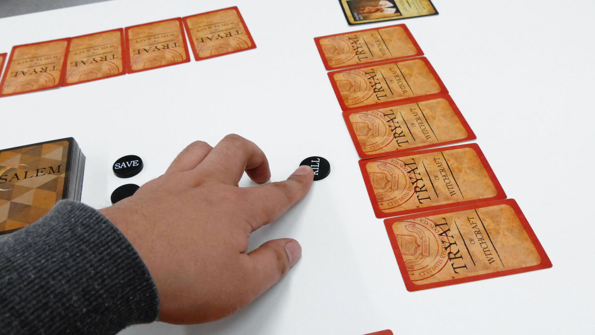 本当にあった魔女狩りの「セイラム魔女裁判」をカードゲームにした
