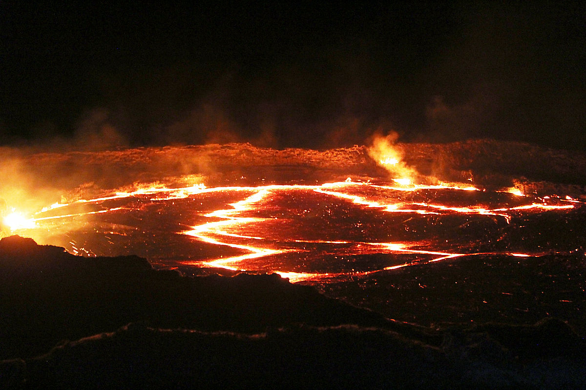 溶岩火口の前に立つラスボス気分が味わえるエチオピアのダナキルツアー Gigazine