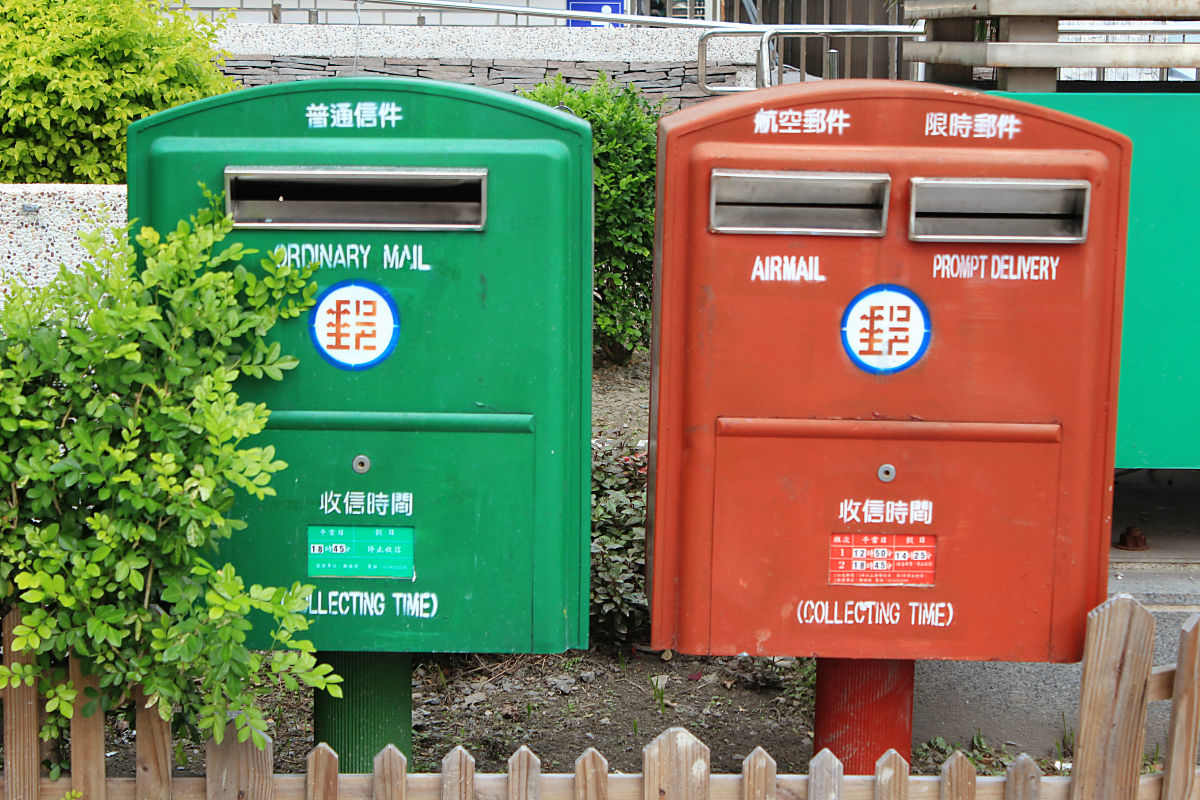台風で傾いた郵便ポストが可愛らしいと台湾の人気スポットに Gigazine