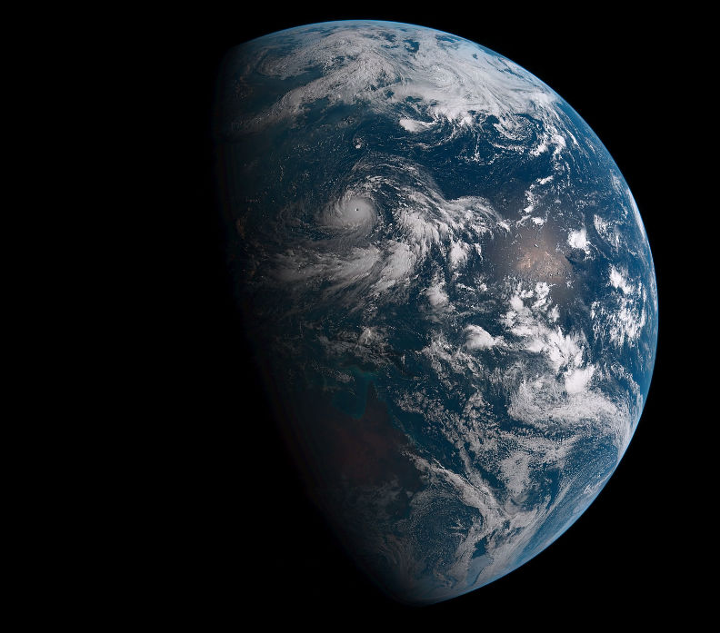 ひまわり8号の高精細画像で太陽や台風の動きをヌルサクで見ることができる Glittering Blue がすごい Gigazine