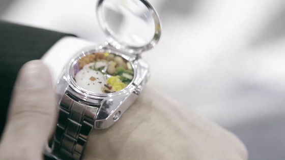 忙しい現代人の栄養補給にピッタリかもしれない世界最小の腕時計