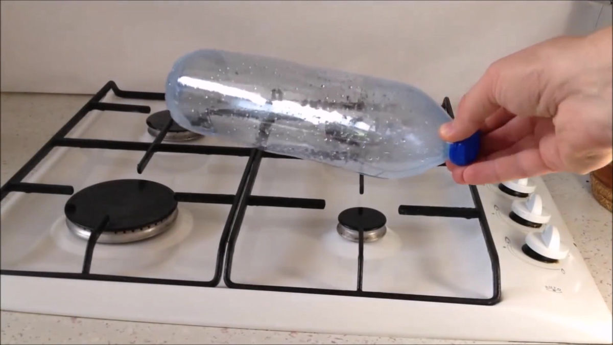 ペットボトルを細いヒモ状にあっという間に切断して劇的に捨てやすくできる Plastic Bottle Cutter Gigazine