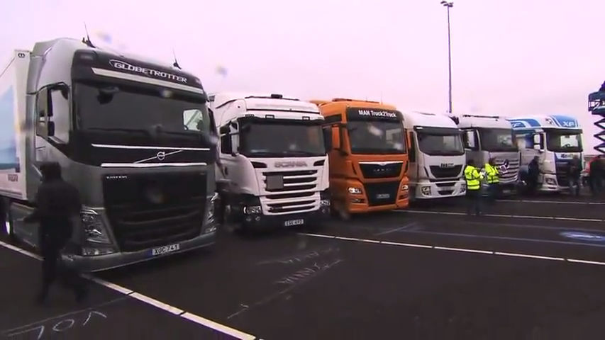 互いに通信して隊列走行できる自動運転トラックが欧州横断に成功