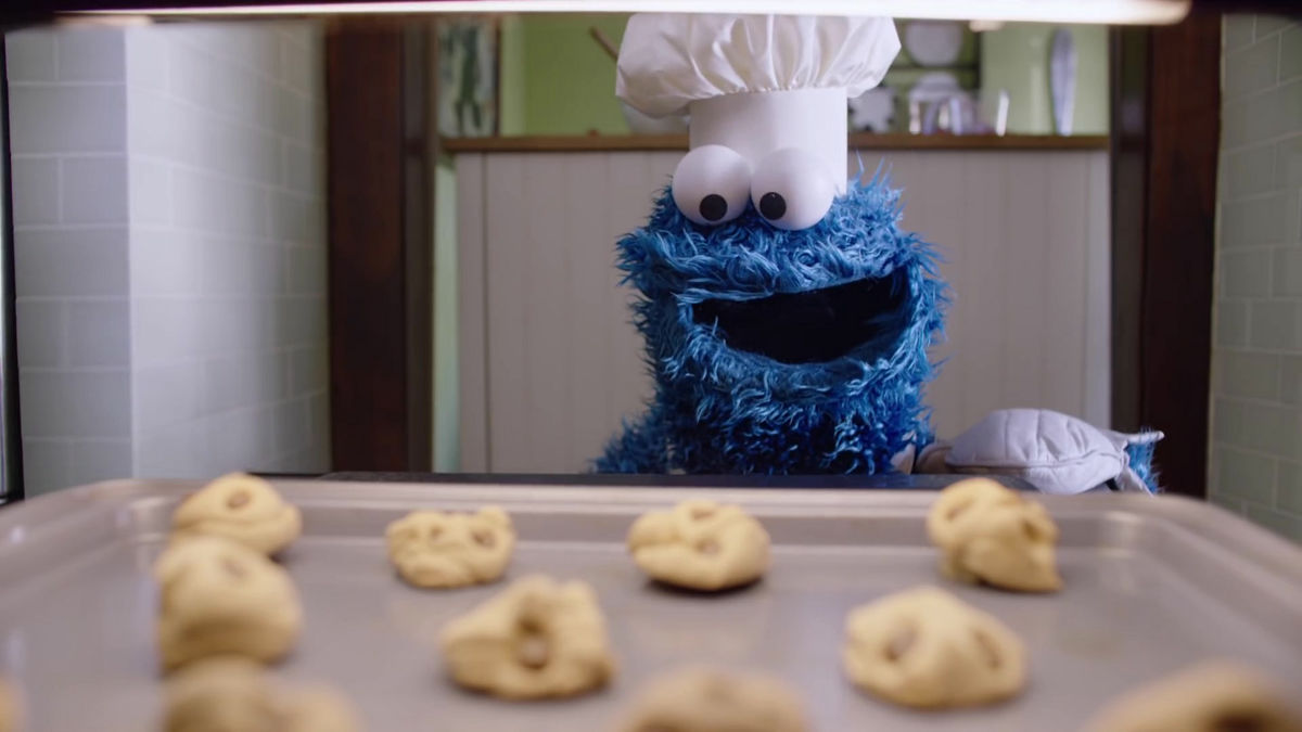 クッキーモンスターがiphoneのsiriを起動しボイスコマンドでクッキーを焼くapple公式ムービー Timer Gigazine