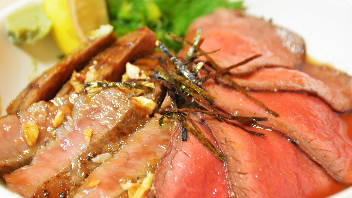 目の前で焼かれる上質ミディアムレアステーキやローストビーフが楽しめる Marutake で肉山盛りの丼を食べてきた Gigazine