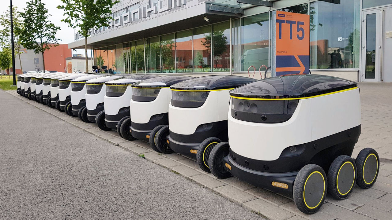 歩道を走る自動宅配ロボットが欧州5都市で試験運用開始 ロボットが街を動き回るsfの世界が現実へ Gigazine