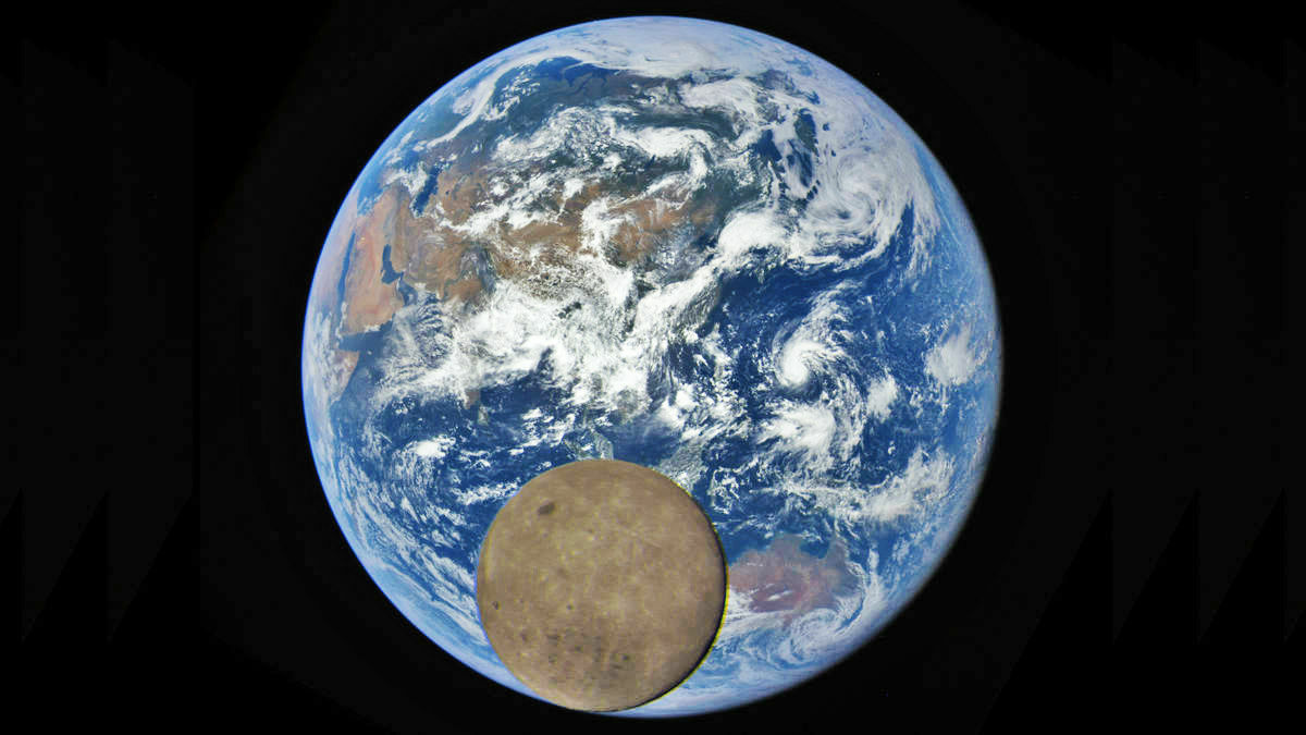 月が地球に写り込む 年に2回しか撮影できない貴重な写真をnasaが公開 Gigazine