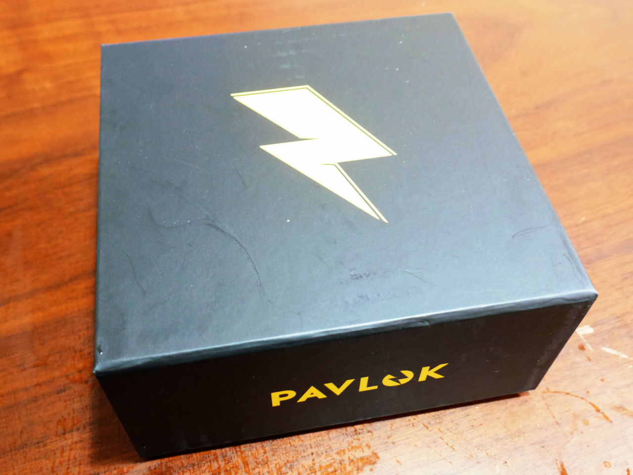 寝坊すると電気ショックが走る恐怖の目覚まし腕時計「Pavlok Shock