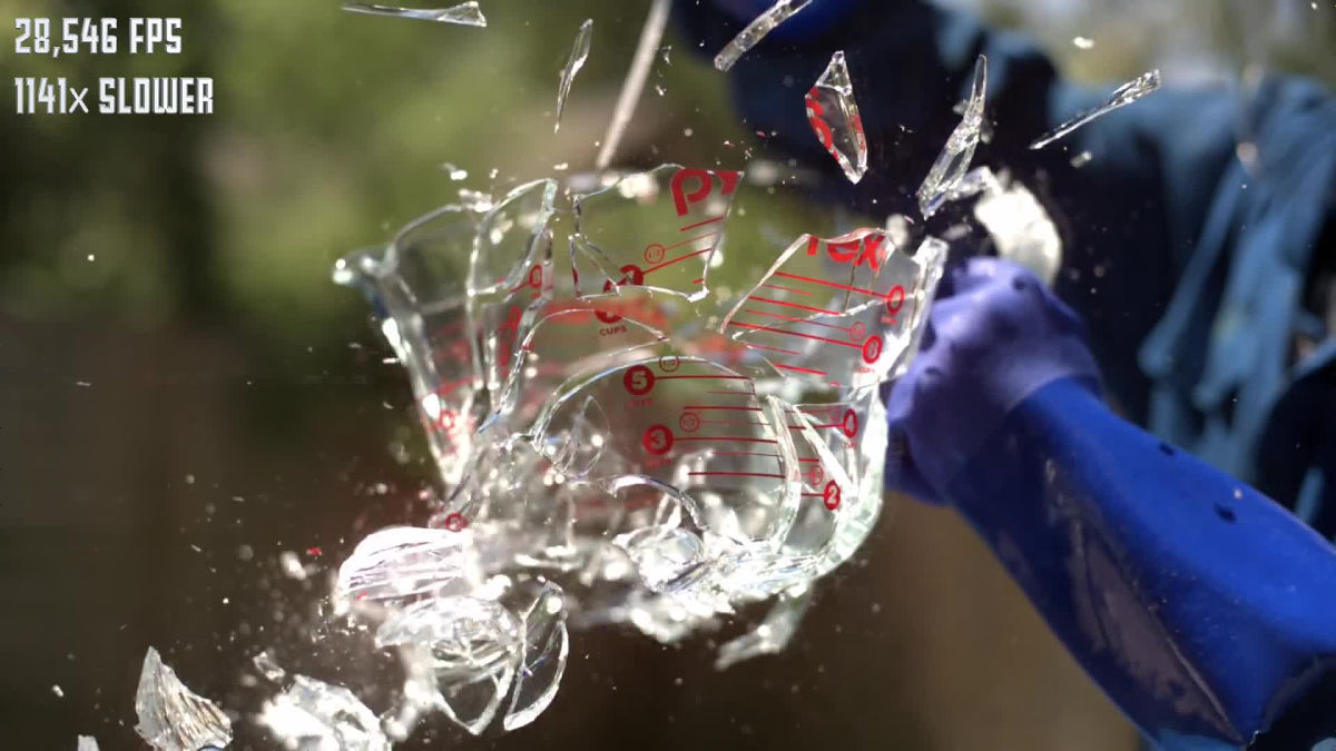 ガラスの割れる瞬間を超スローモーション撮影した映像がすごすぎる Gigazine