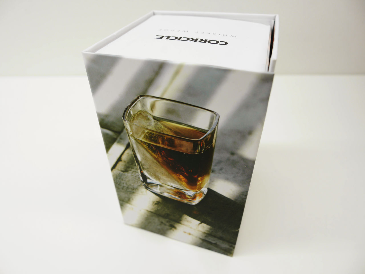 氷がゆっくり溶けるオシャレなウイスキーグラスが作成可能な Whiskey Wedge Gigazine