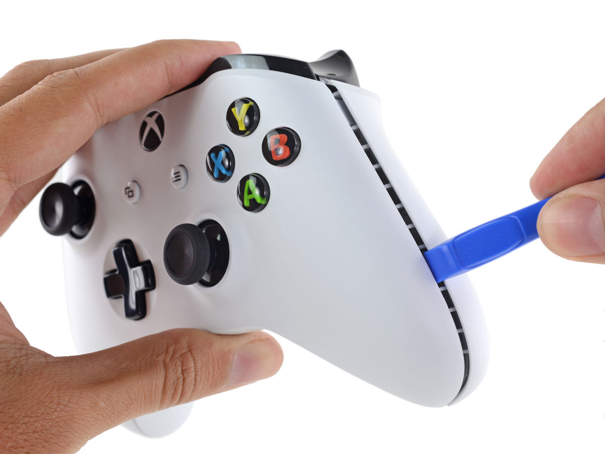 発売されたばかりの Xbox One S をバラバラ分解 中からゲームのキャラクターが登場 Gigazine