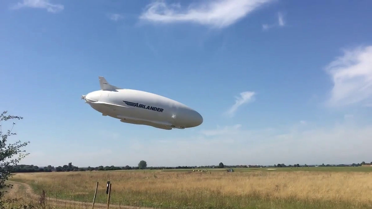 世界最大の航空機airlander 10が着陸に失敗するムービー Gigazine