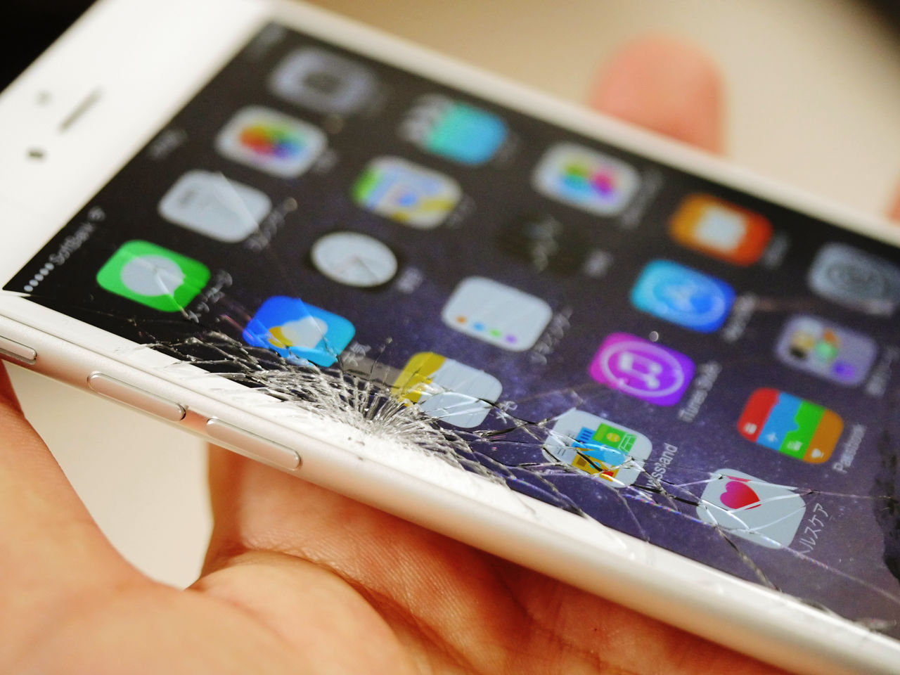 Iphoneの 割れやすいガラススクリーン という欠点が改善されない理由とは Gigazine