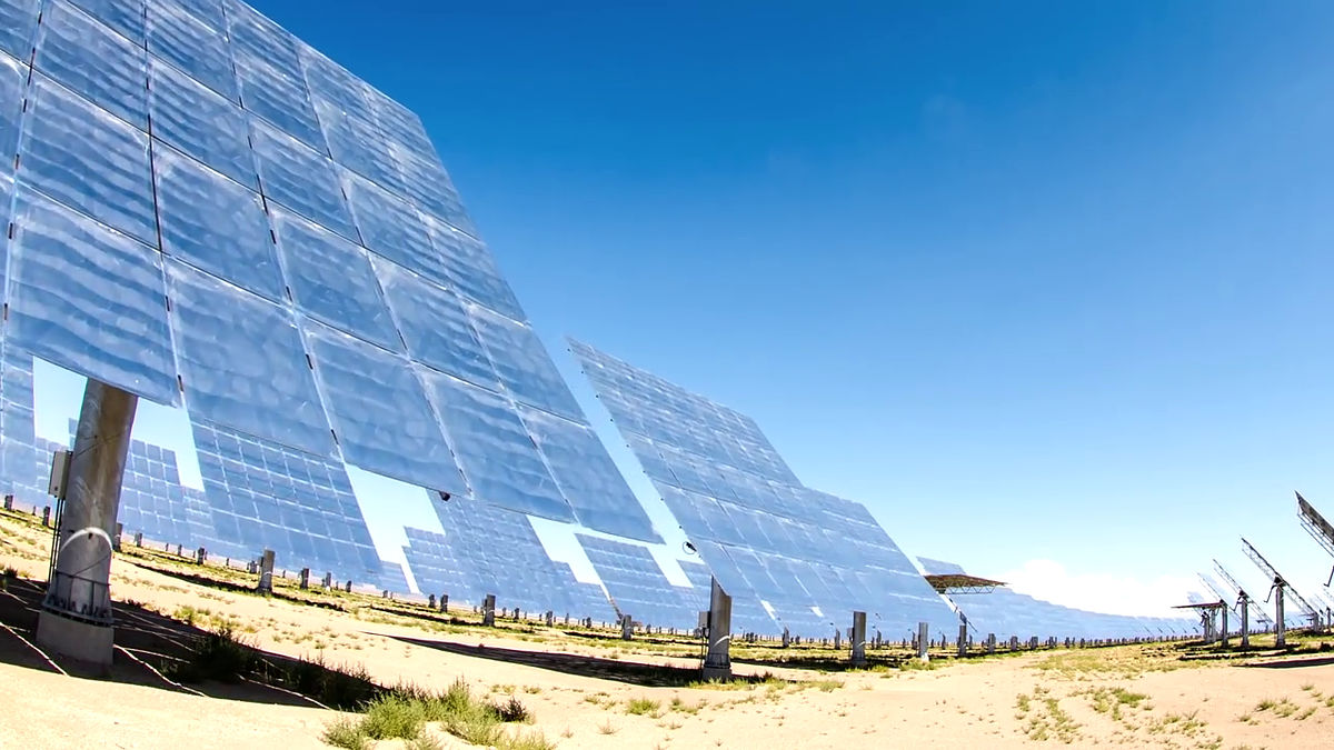 太陽光を1点に集めた熱を利用して発電する 太陽熱発電 の発電所 Crescent Dunes Gigazine