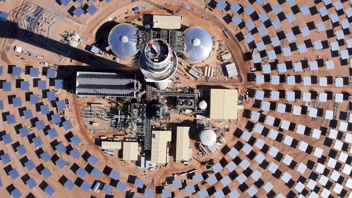 太陽光を1点に集めた熱を利用して発電する 太陽熱発電 の発電所 Crescent Dunes Gigazine