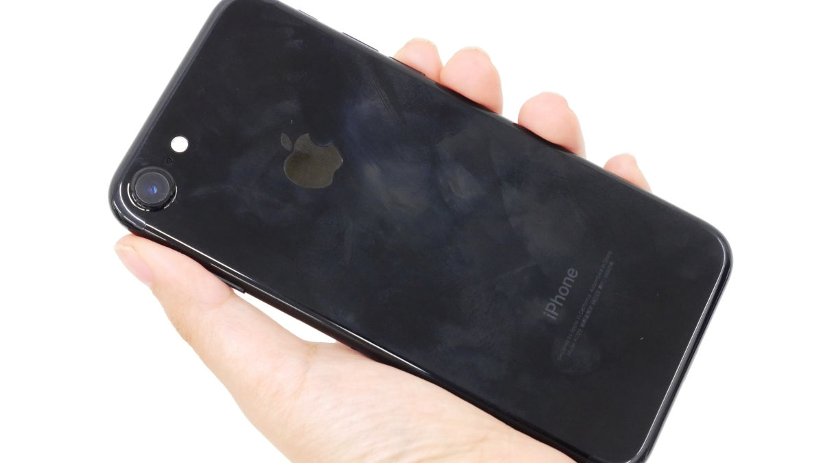 iPhone 7ジェットブラックはどのくらいツヤツヤで指紋がつきやすいのか
