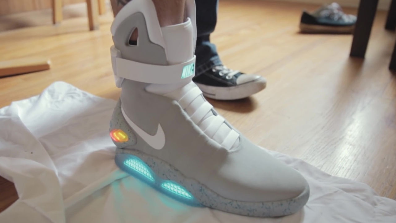 世界限定足のバック トゥ ザ フューチャーの未来の靴 Nike Mag を幸運にもゲットした人が履く様子を公開 Gigazine