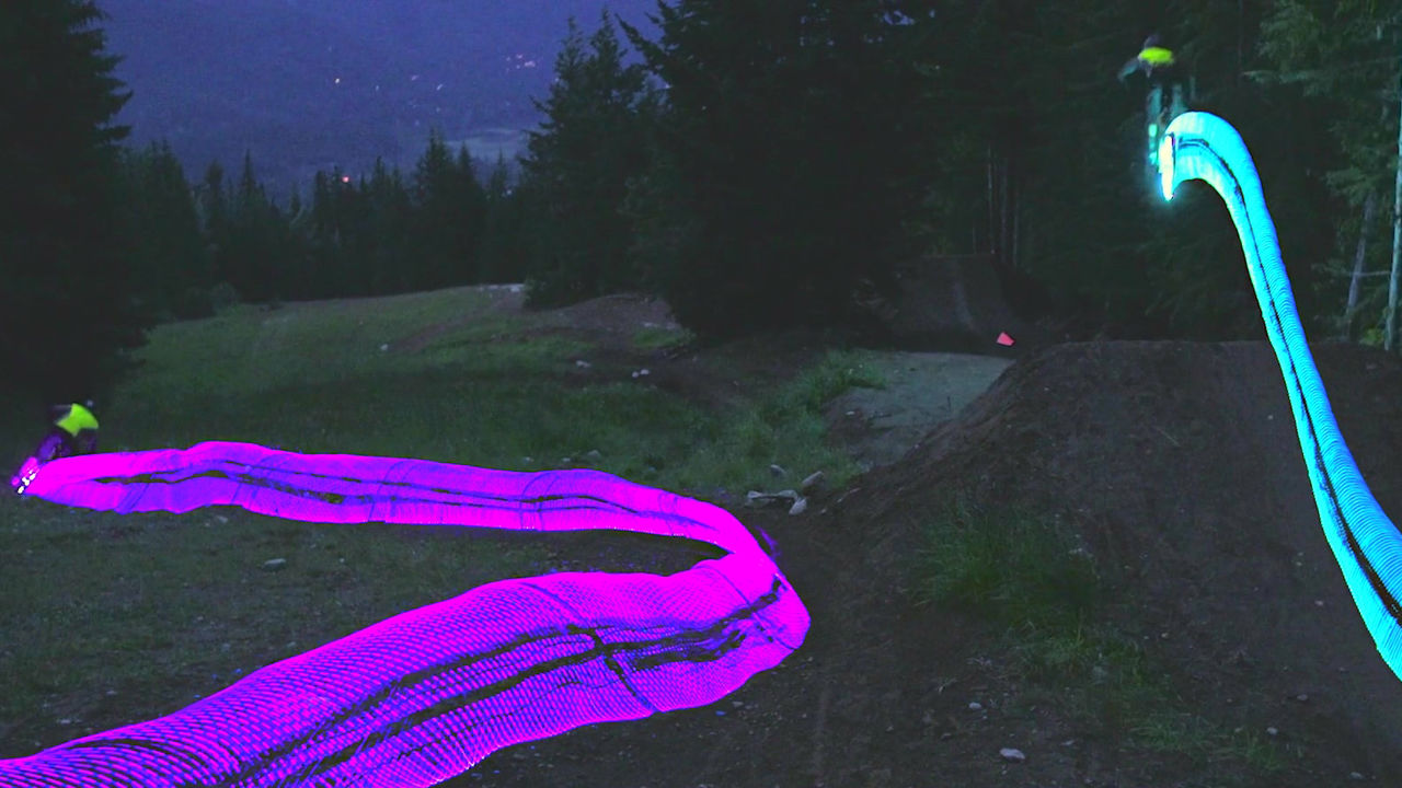 光るマウンテンバイクで トロン のような美しい光の軌跡を再現したムービー Gigazine