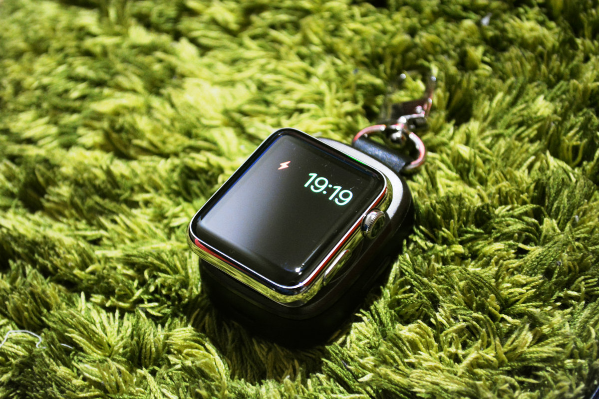 Apple Watchを専用ケーブルなしでも充電できる超コンパクトなモバイルバッテリーを使ってみた Gigazine