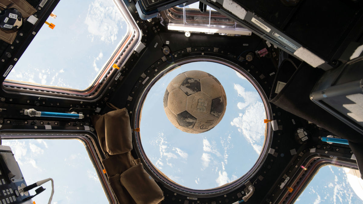 チャレンジャー号でオニヅカ飛行士とともに宇宙を目指したサッカーボール 30年を経てついに宇宙へ Gigazine