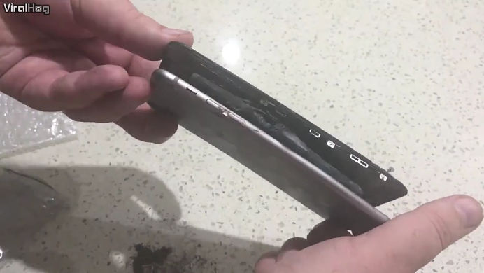 Iphoneのバッテリーがオーナーの手で爆発 発煙する瞬間が店内カメラに捉えられる Gigazine