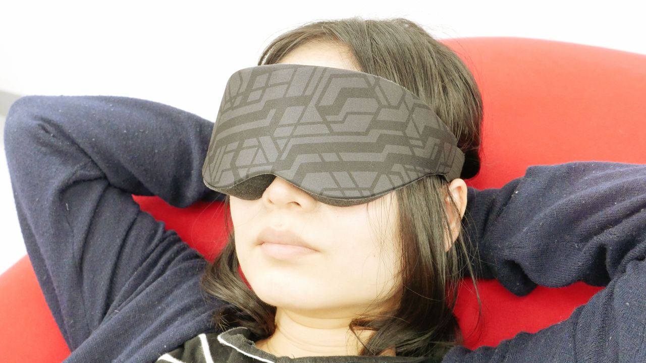 世界初の脳波を計測して睡眠の質を改善する高性能アイマスク「Neuroon 