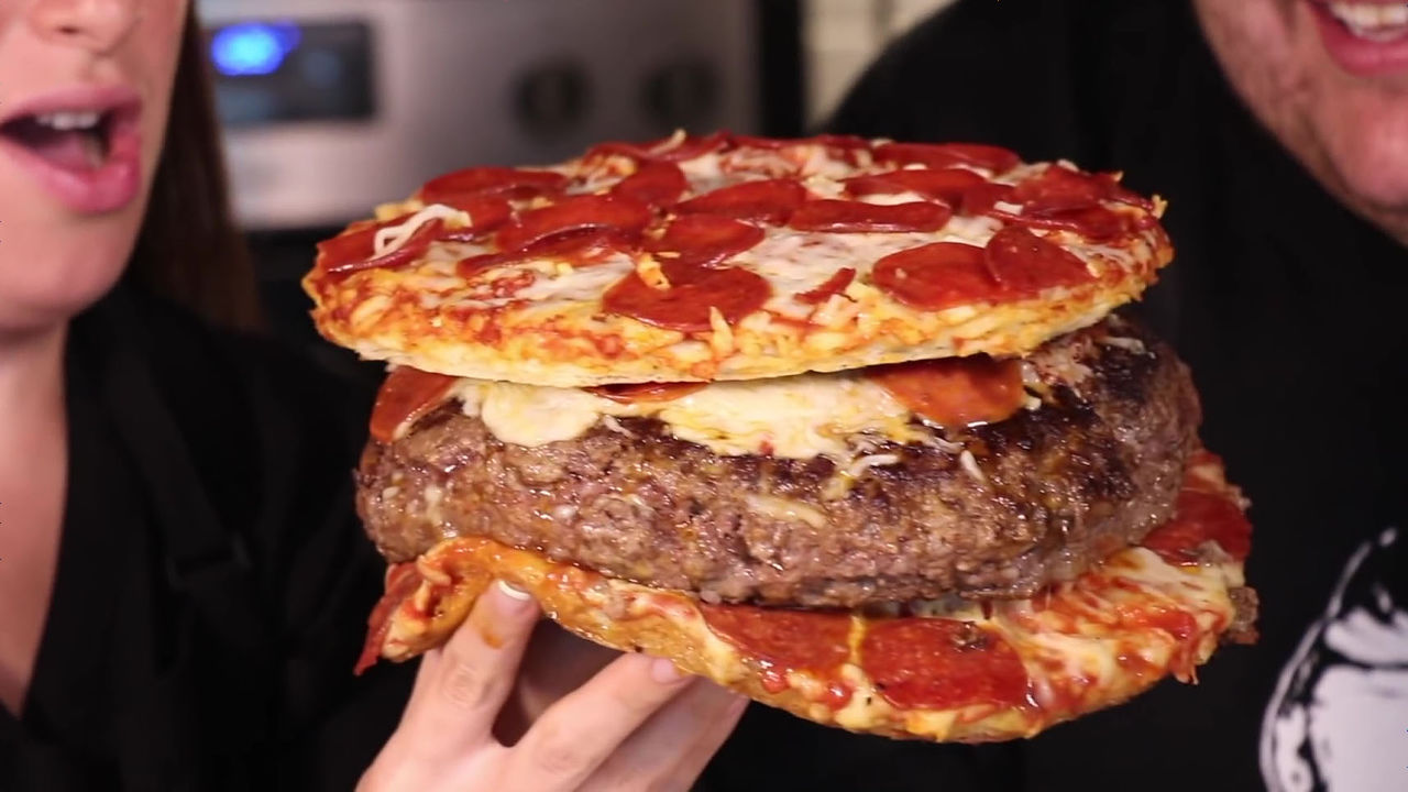 ピザの入ったハンバーグをピザで挟むというカオスな食べ物「PIZZA INSIDE A BURGER INSIDE A PIZZA」 - GIGAZINE