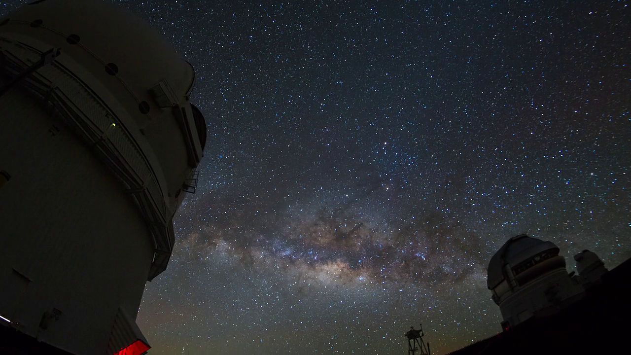 息を飲む星空が見られるハワイ マウナケア天文台で撮影された天の川と満点の夜空 Gigazine