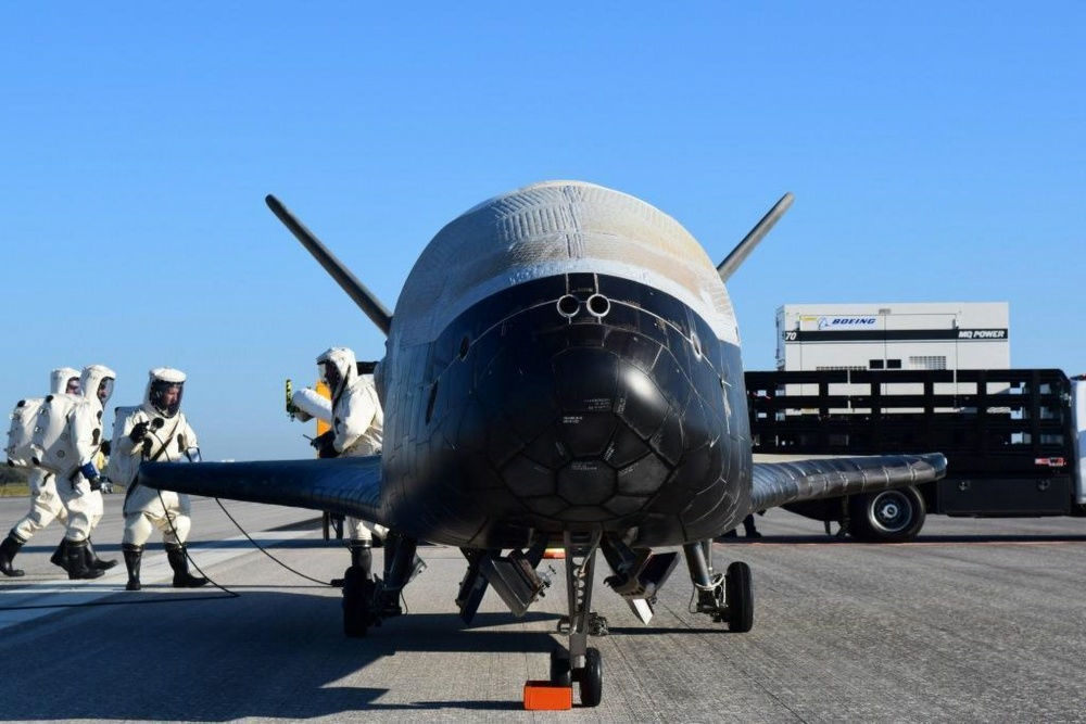極秘の任務を終えた米軍のシャトル型無人宇宙機 X37 B が718日ぶりに地上に帰還 Gigazine