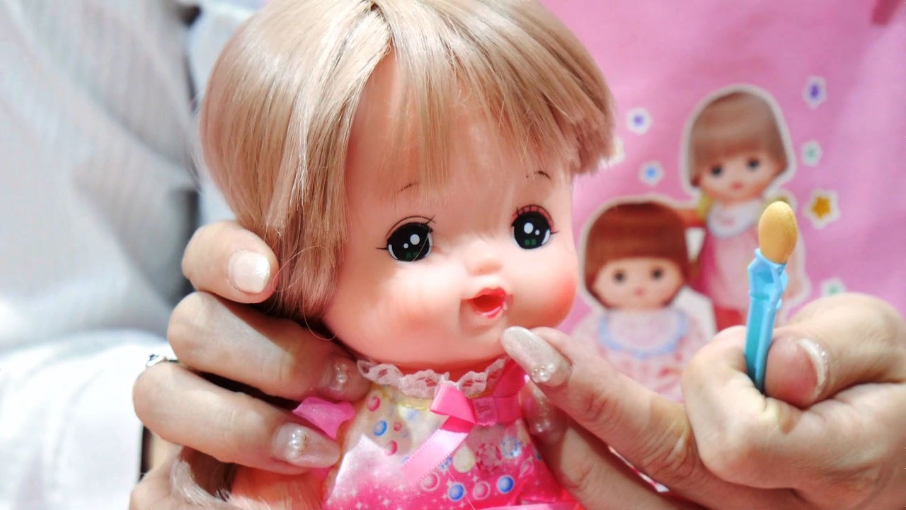 お世話遊び人形「メルちゃん」生誕25周年、リアルかつ魔法のような