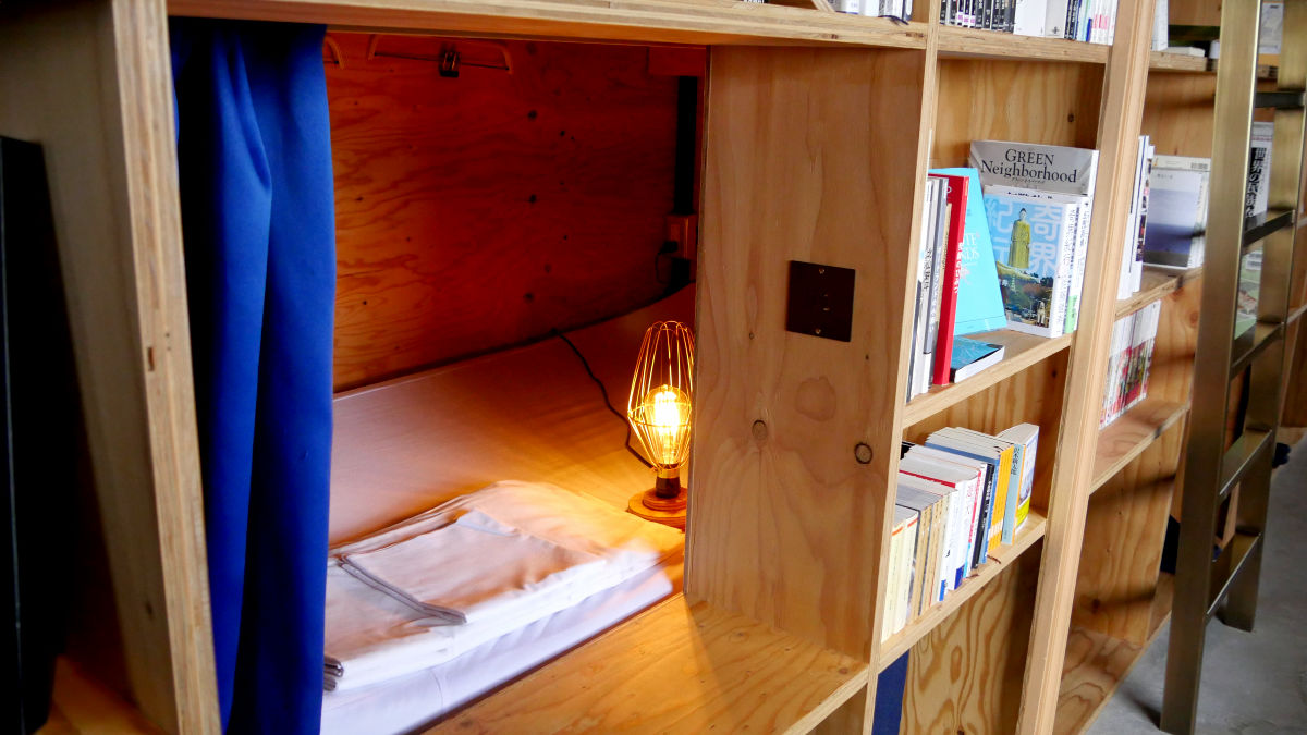 秘密基地のような本棚の中で本にまみれながら眠れるホステル Book And Bed Tokyo の京都店に行ってきた Gigazine