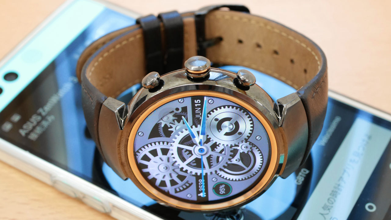 まるで普通の腕時計のようなデザインのASUSの丸型スマートウォッチ ...