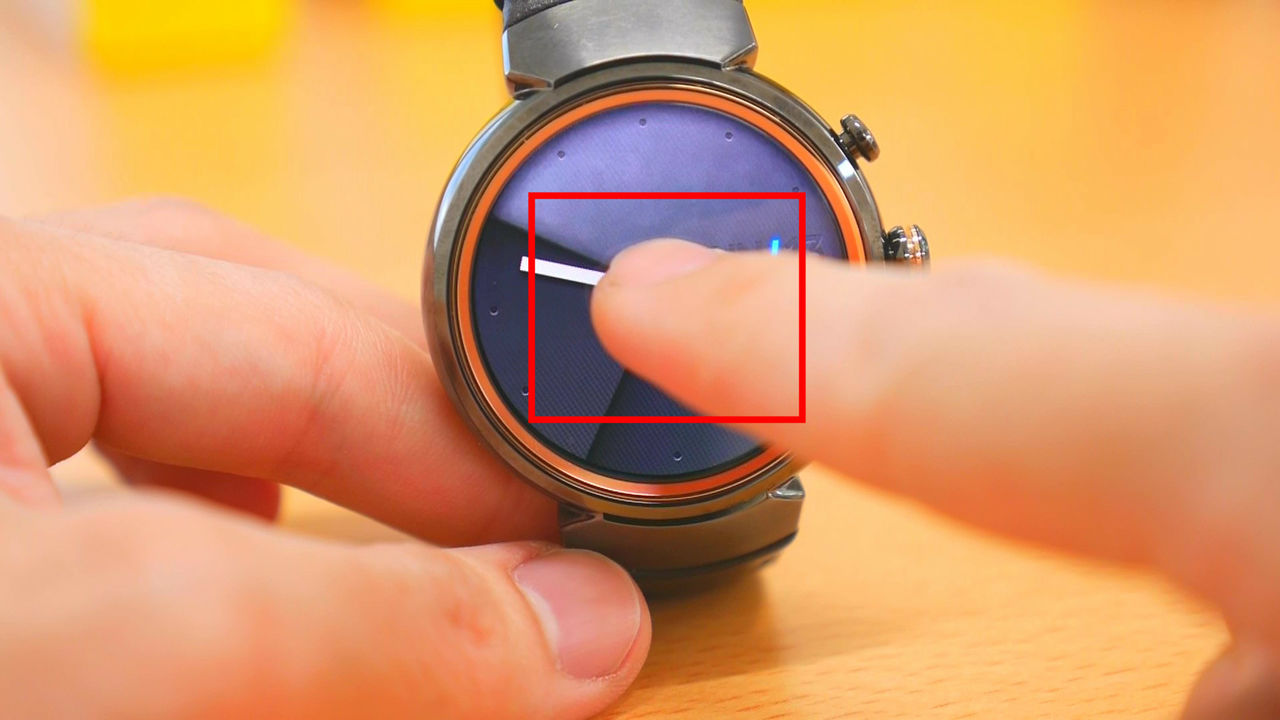 まるで普通の腕時計のようなデザインのASUSの丸型スマートウォッチ