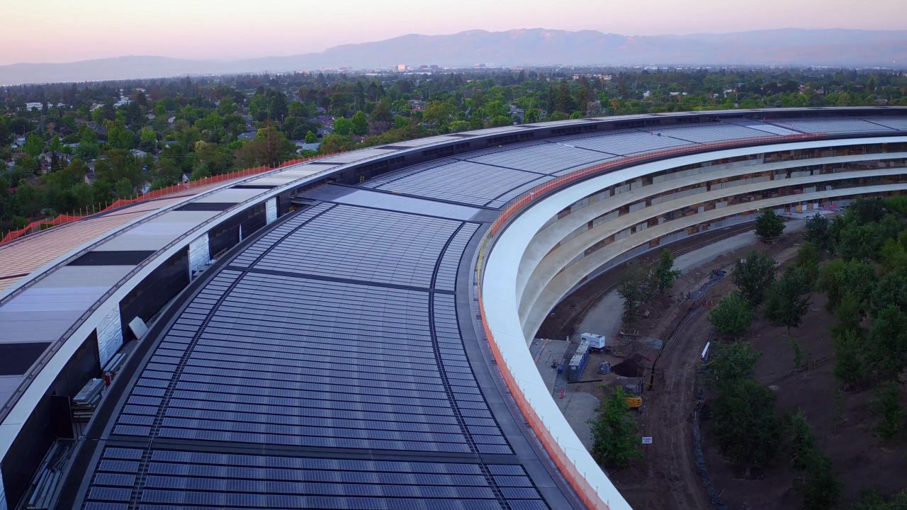 Solárne panely sú zabudované po celej streche hlavného Apple Campusu - svetapple.sk