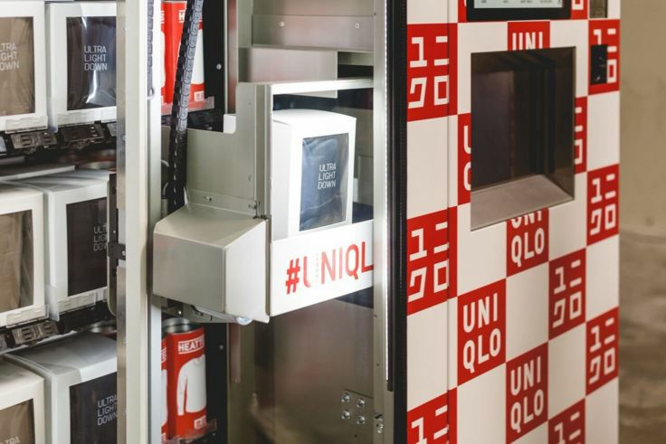 ユニクロが衣料品用の自販機を空港に設置 一体何を売るのか Gigazine