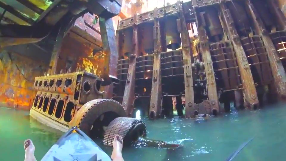 海に放棄され巨大な廃墟と化した難破船の内部に潜入するムービー Gigazine